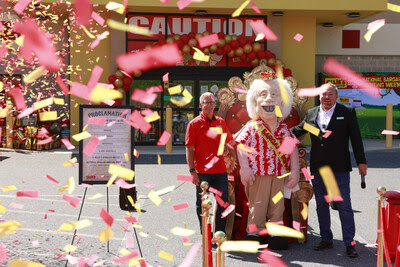Ollie’s mascot crowned “Bargain King” during National Bargain Hunting Week 2025 celebration in Harrisburg, PA.